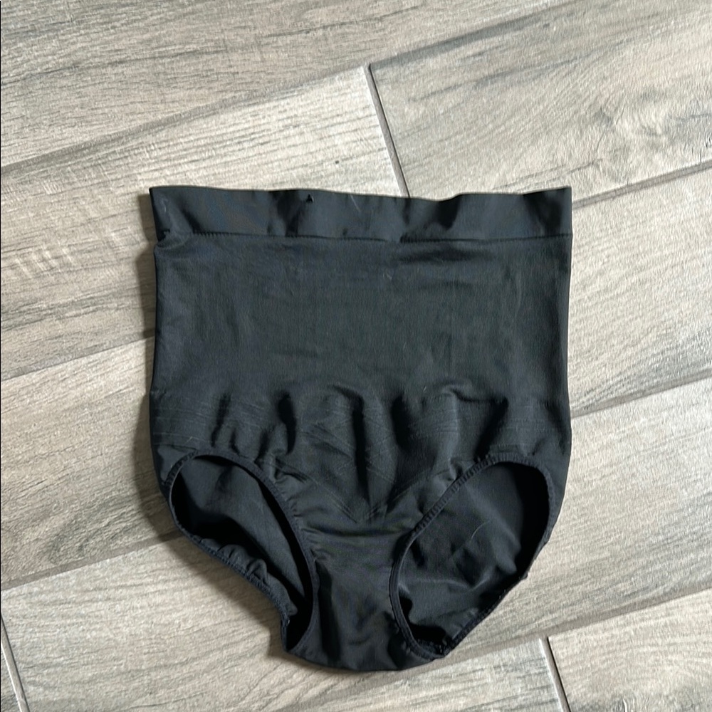 Black High-Waisted Shapewear Briefs with Seamless Design
